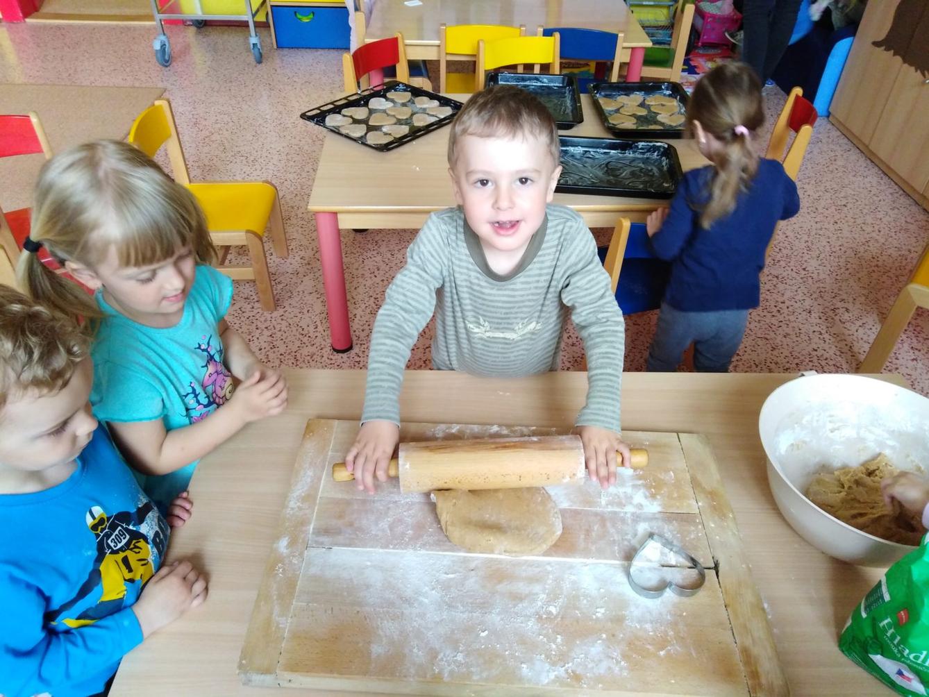 Pečení a zdobení perníčků pro maminky - 36