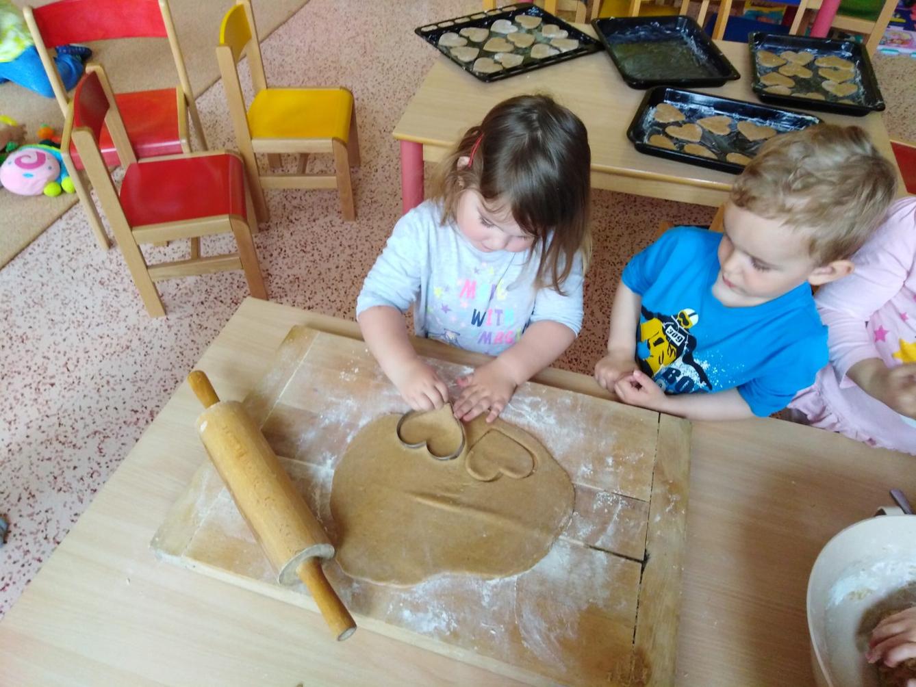 Pečení a zdobení perníčků pro maminky - 43