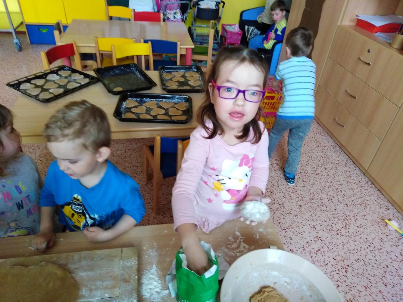 Pečení a zdobení perníčků pro maminky - 44