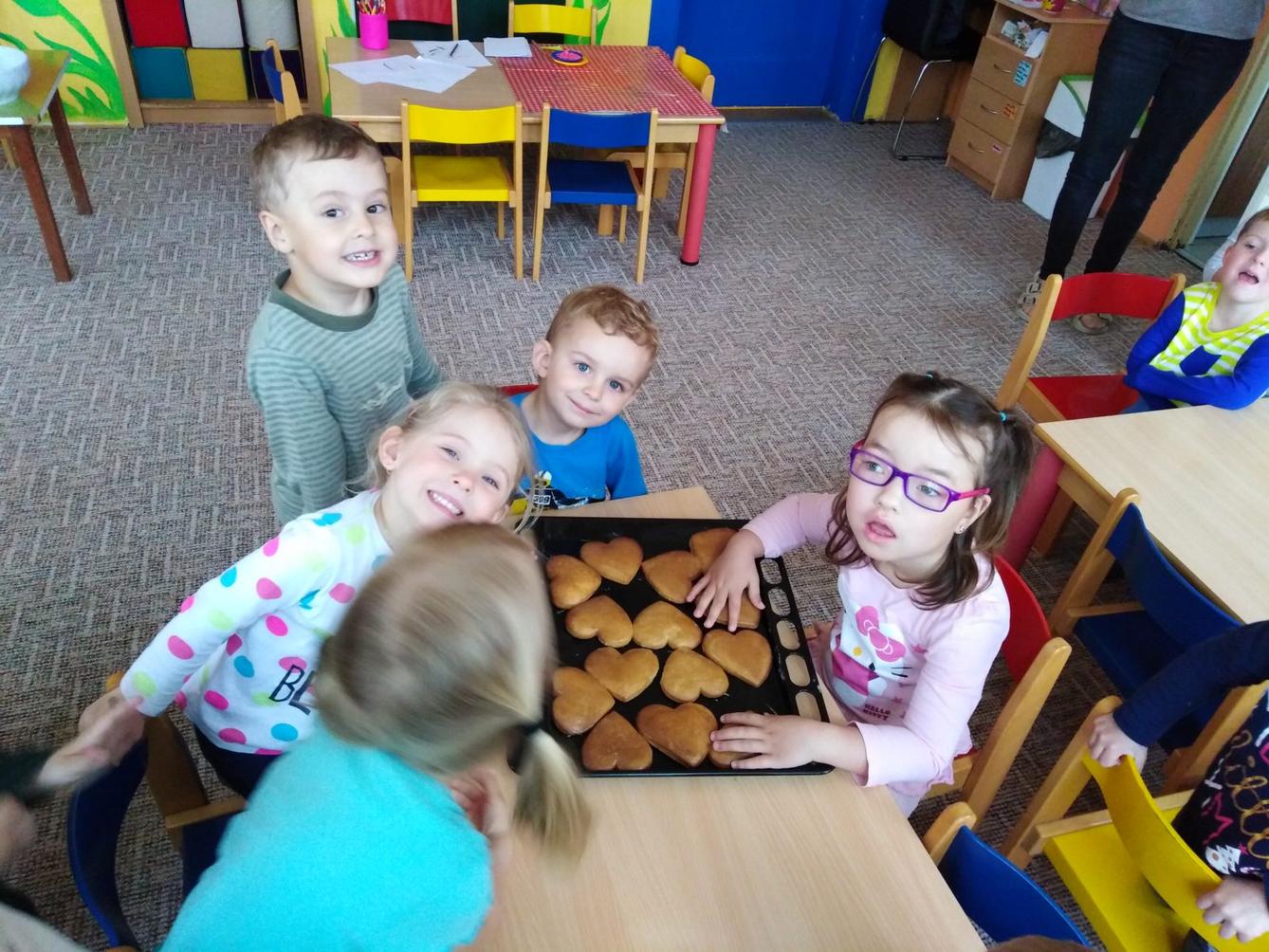 Pečení a zdobení perníčků pro maminky - 48