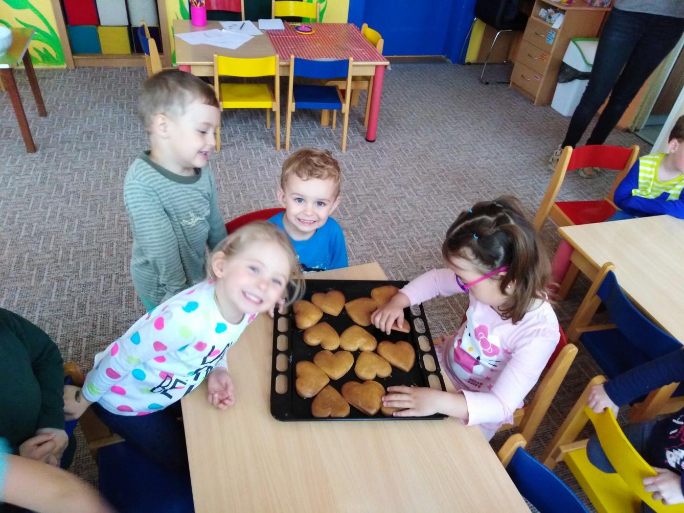 Pečení a zdobení perníčků pro maminky - 49