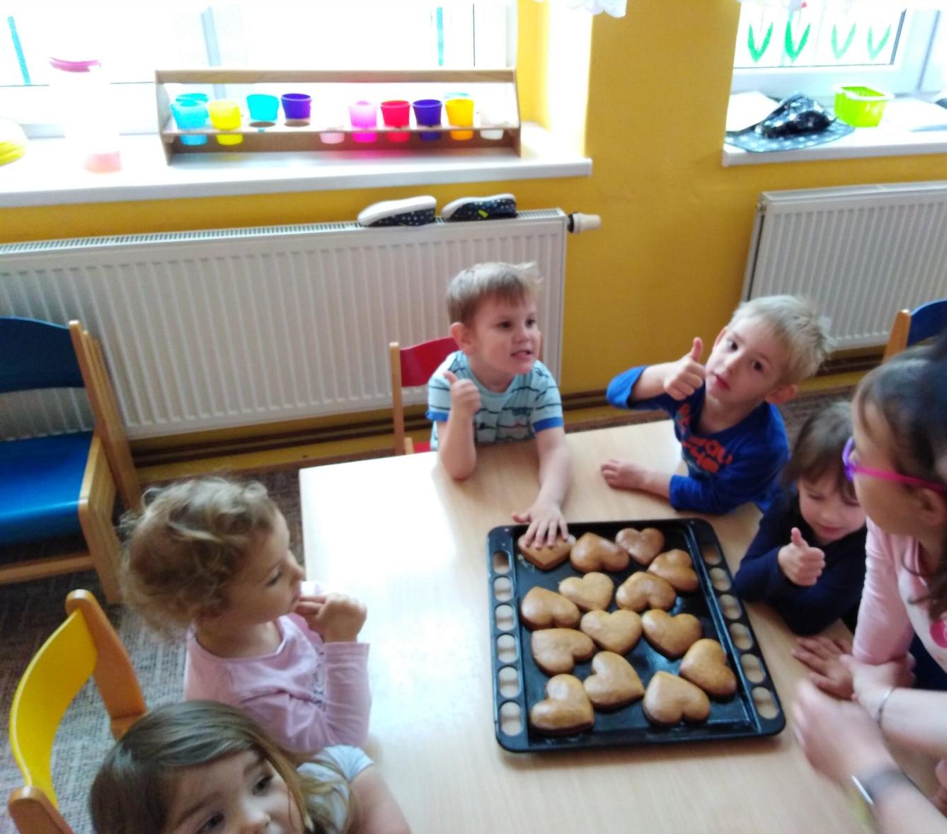 Pečení a zdobení perníčků pro maminky - 53