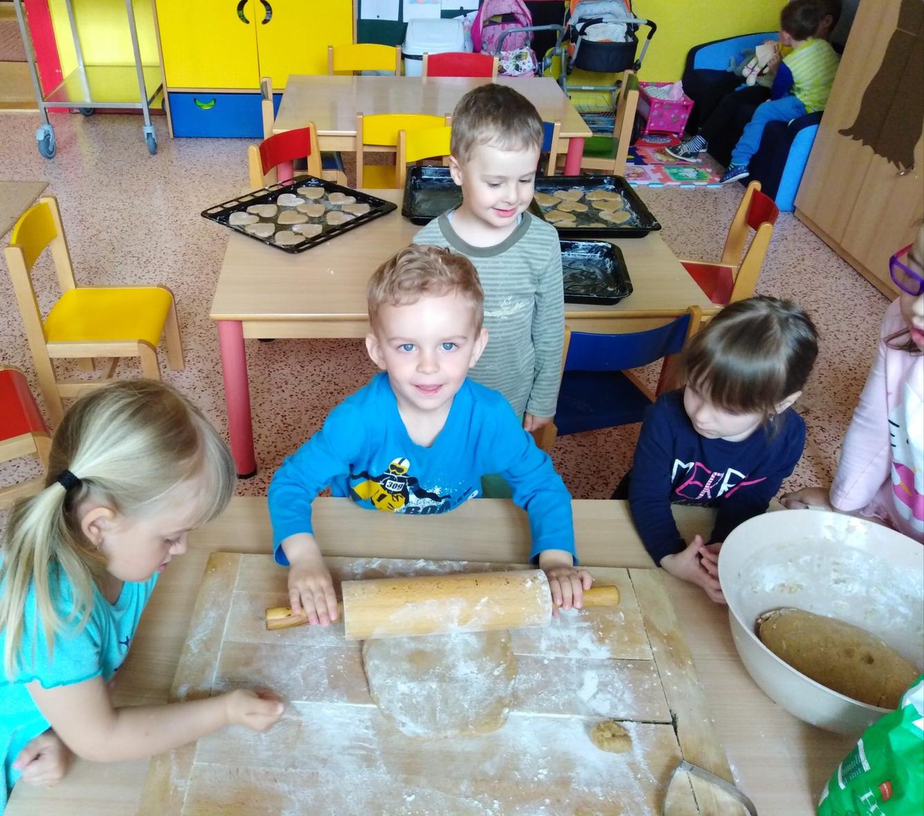 Pečení a zdobení perníčků pro maminky - 56