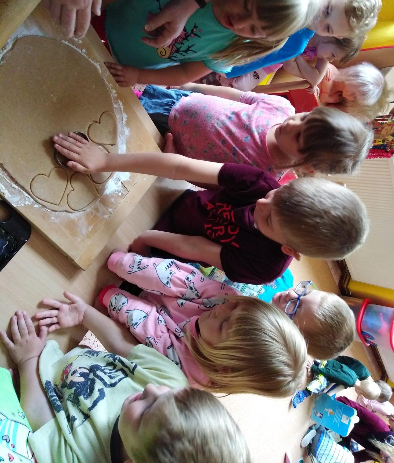 Pečení a zdobení perníčků pro maminky - 57