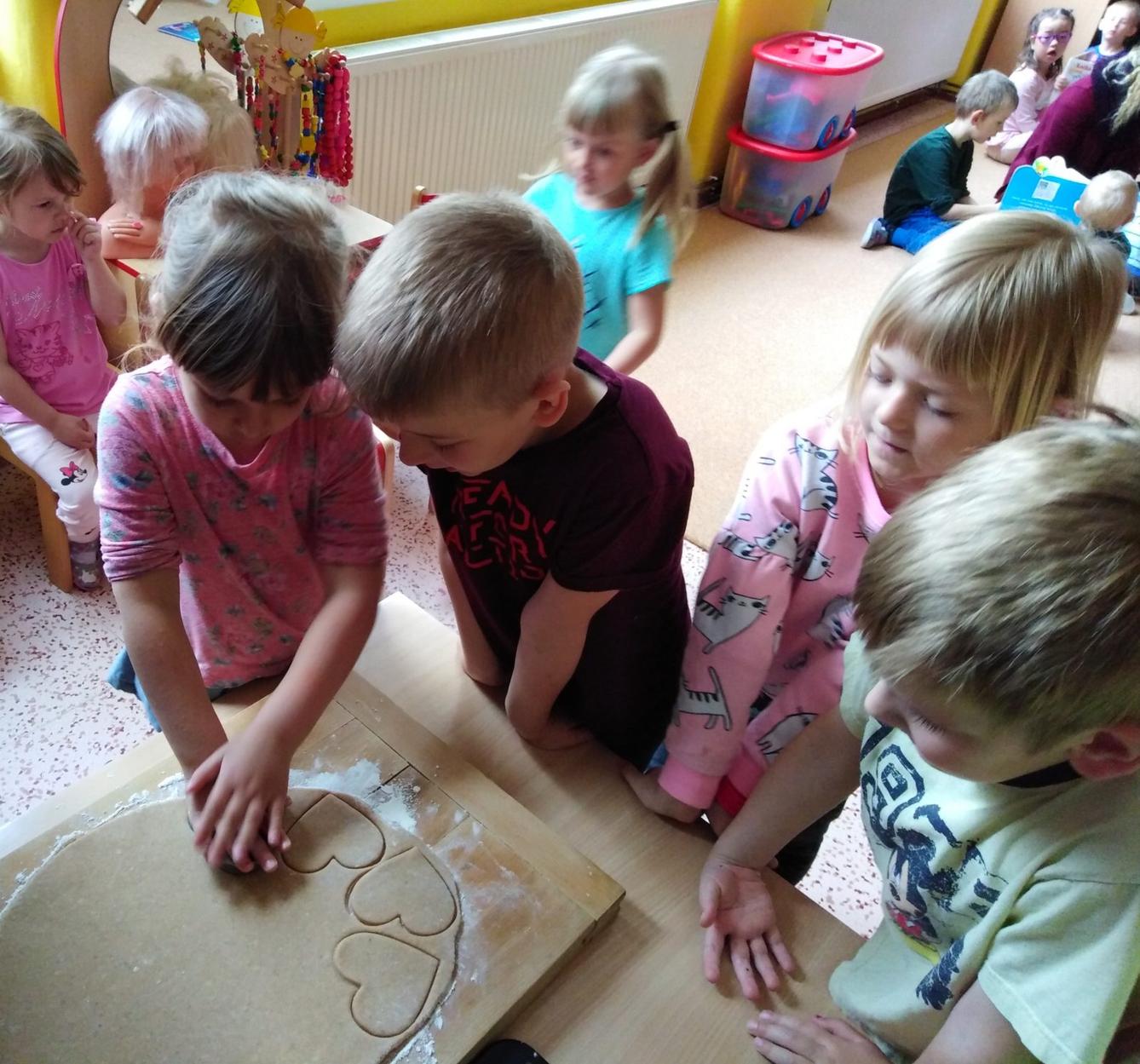 Pečení a zdobení perníčků pro maminky - 58