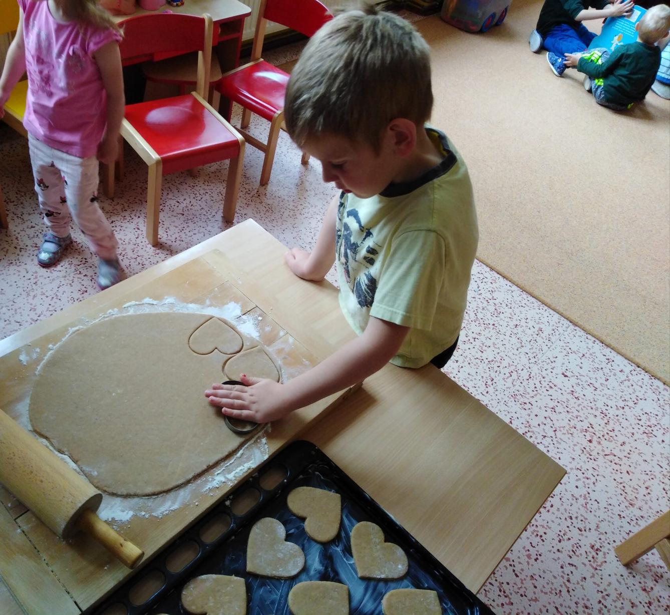 Pečení a zdobení perníčků pro maminky - 59