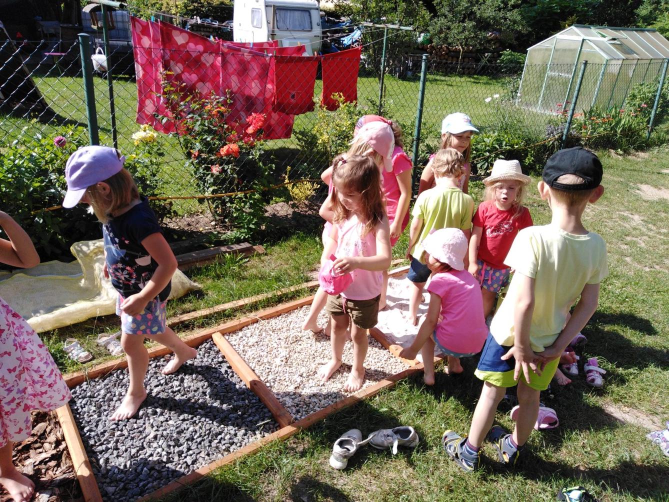 Ohlédnutí za minulým školním rokem - hry na zahradě - 1