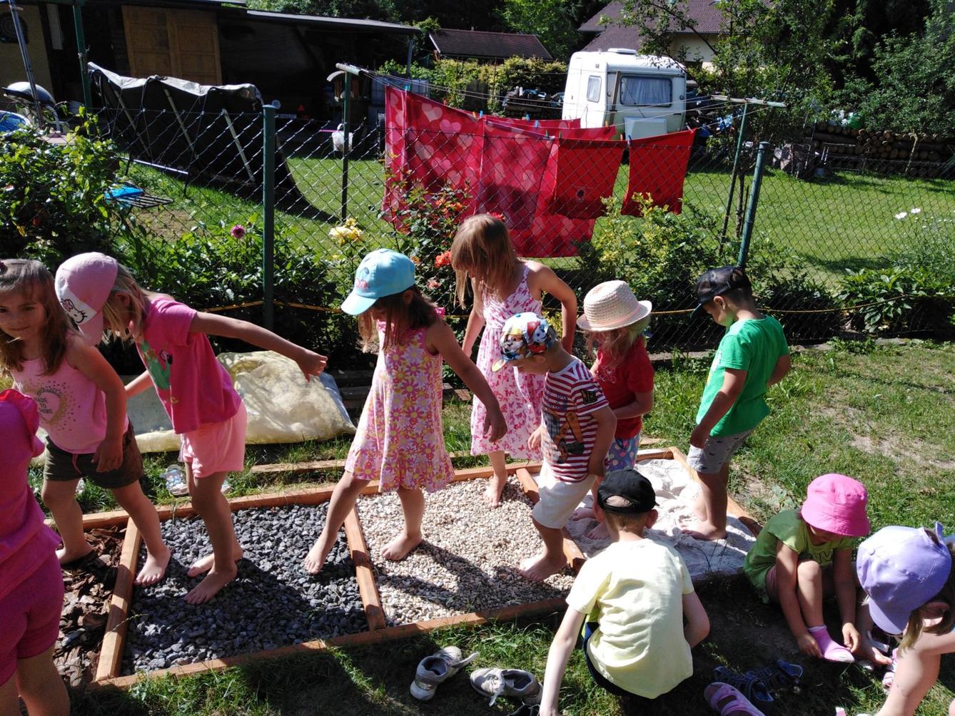 Ohlédnutí za minulým školním rokem - hry na zahradě - 3