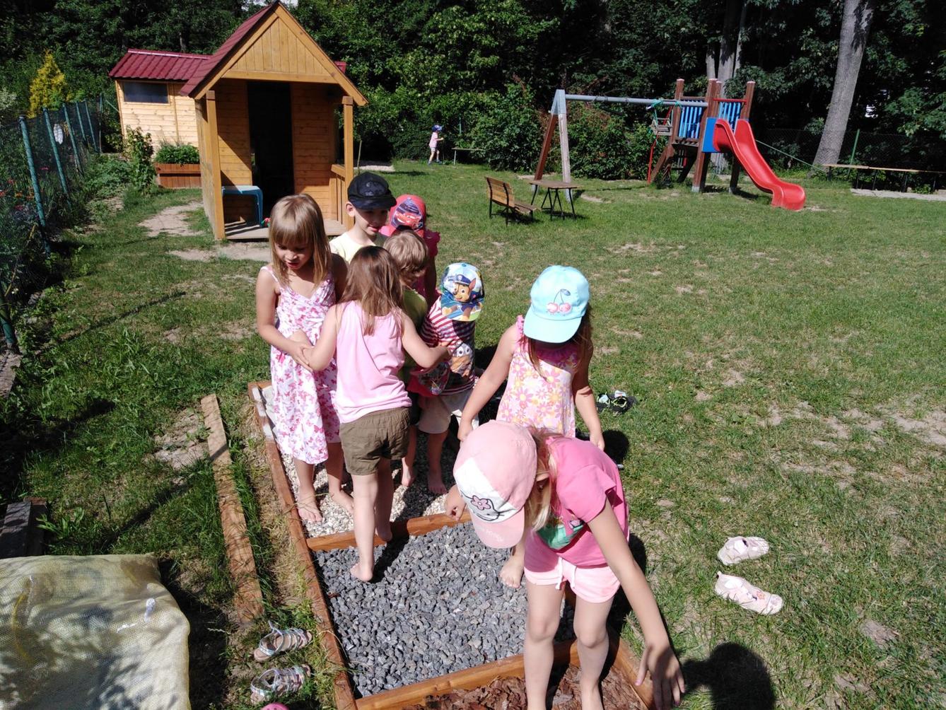 Ohlédnutí za minulým školním rokem - hry na zahradě - 4