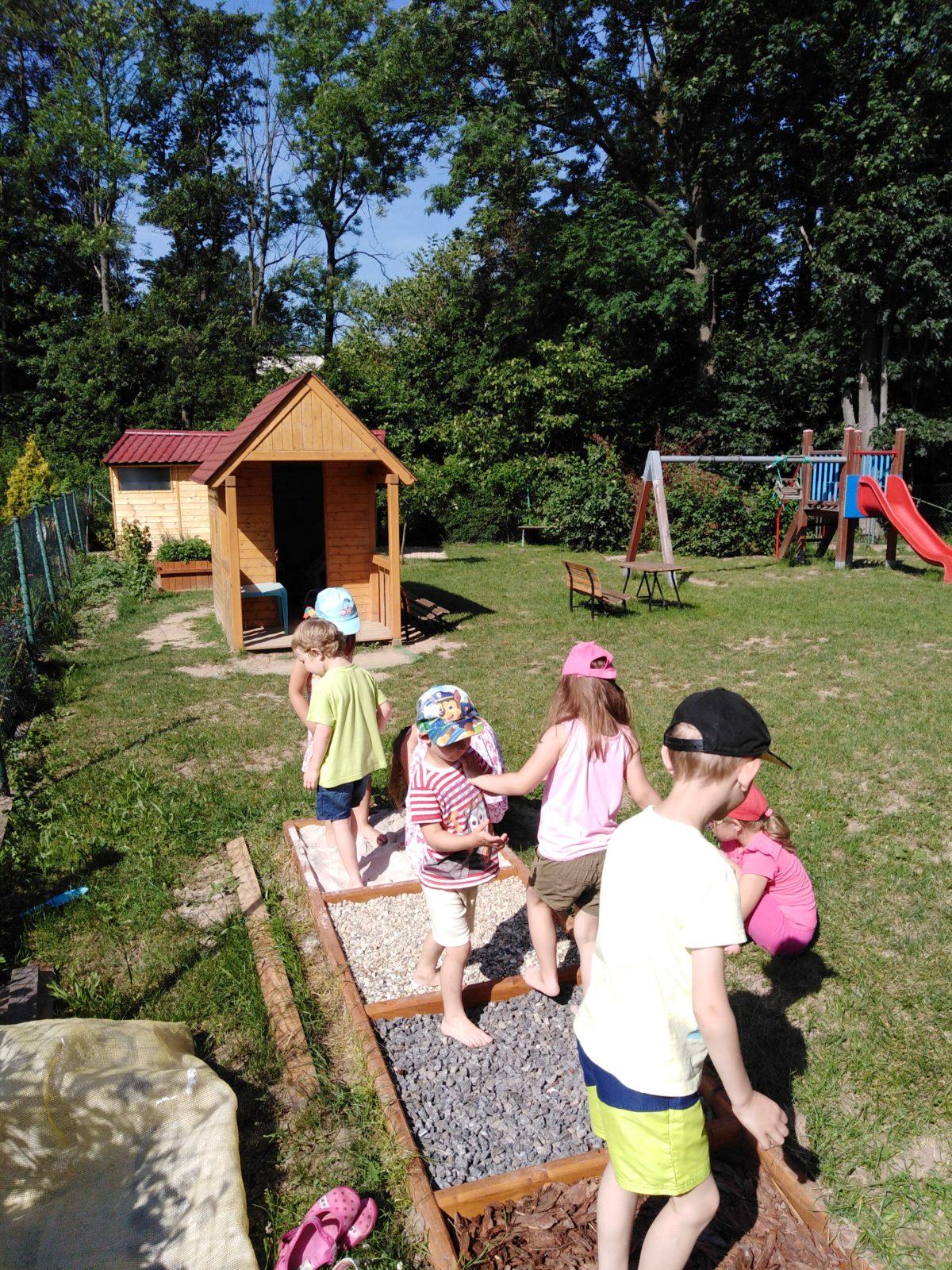 Ohlédnutí za minulým školním rokem - hry na zahradě - 6