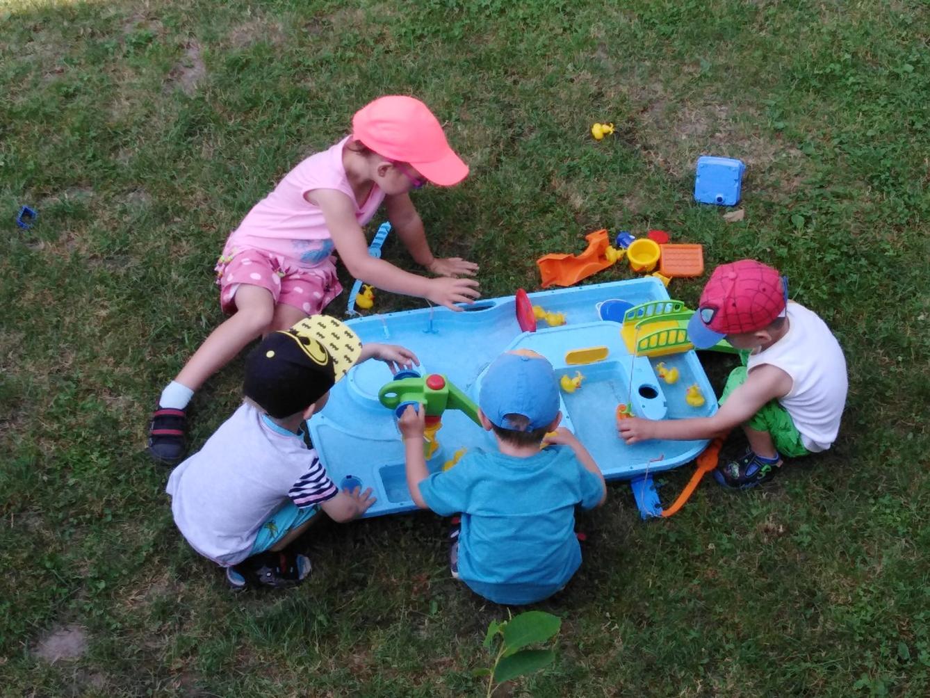 Ohlédnutí za minulým školním rokem - hry na zahradě - 7