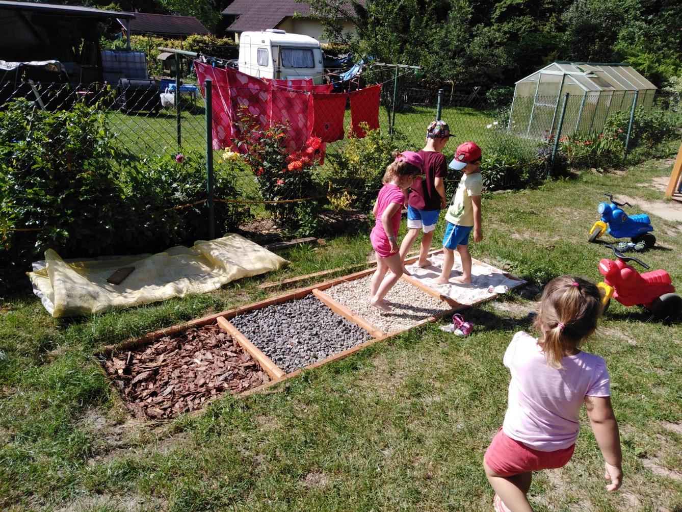 Ohlédnutí za minulým školním rokem - hry na zahradě - 13