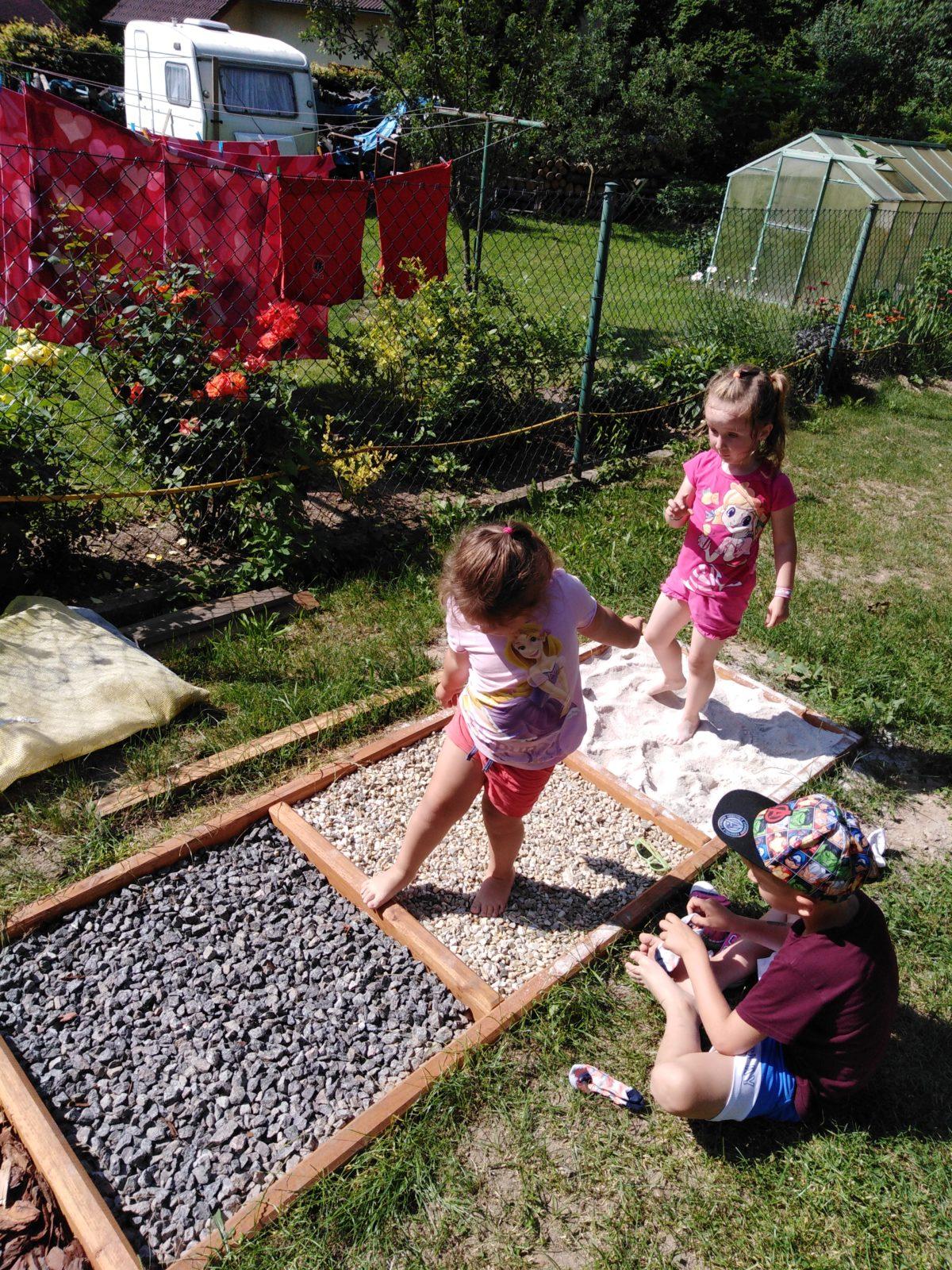 Ohlédnutí za minulým školním rokem - hry na zahradě - 14