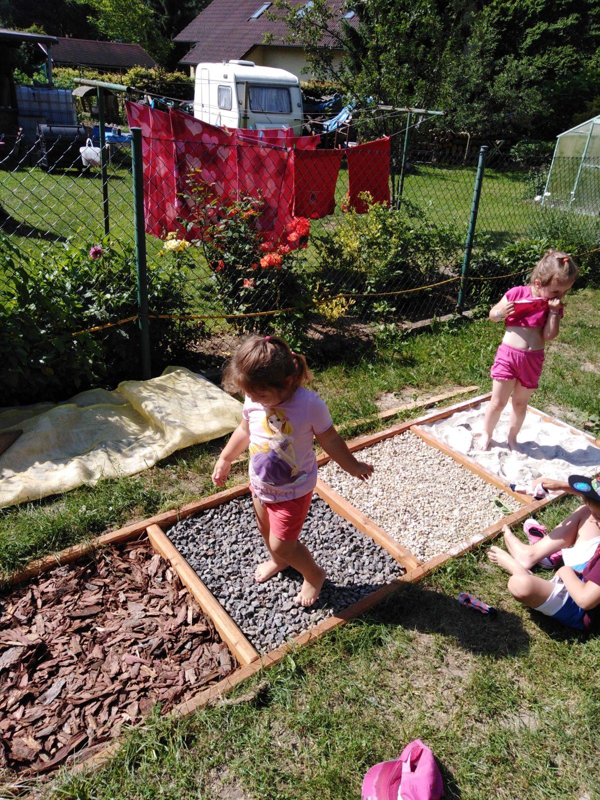 Ohlédnutí za minulým školním rokem - hry na zahradě - 15