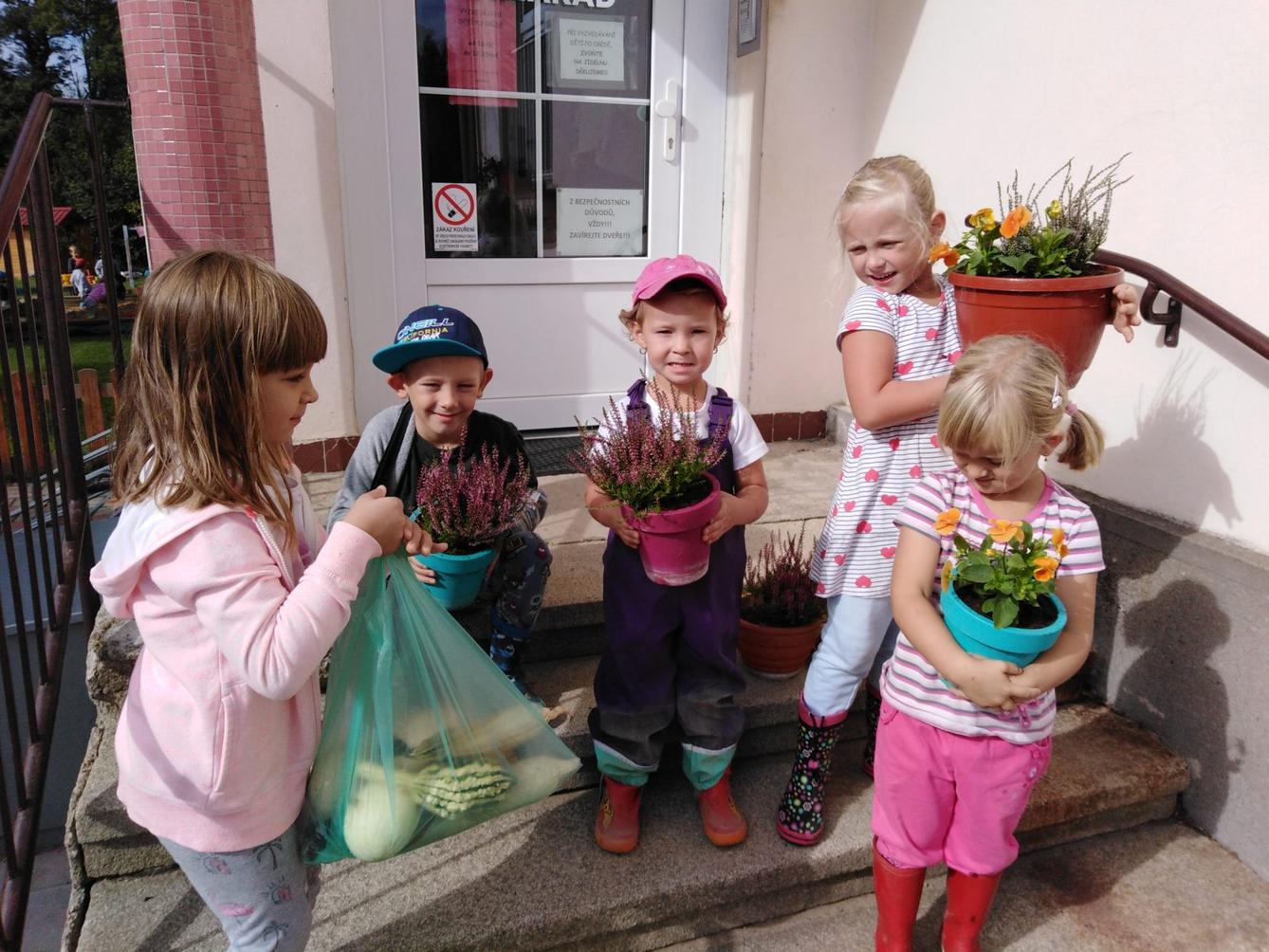 Podzimní květinová výzdoba MŠ - 6