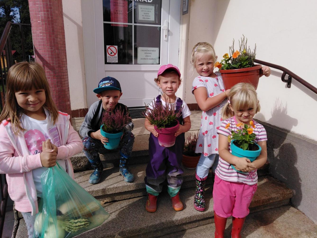 Podzimní květinová výzdoba MŠ - 7