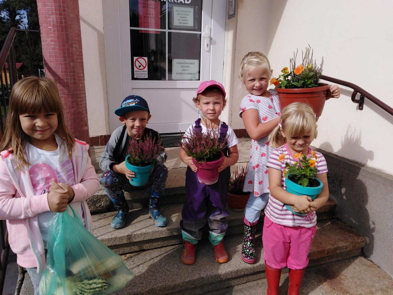 Podzimní květinová výzdoba MŠ - 8