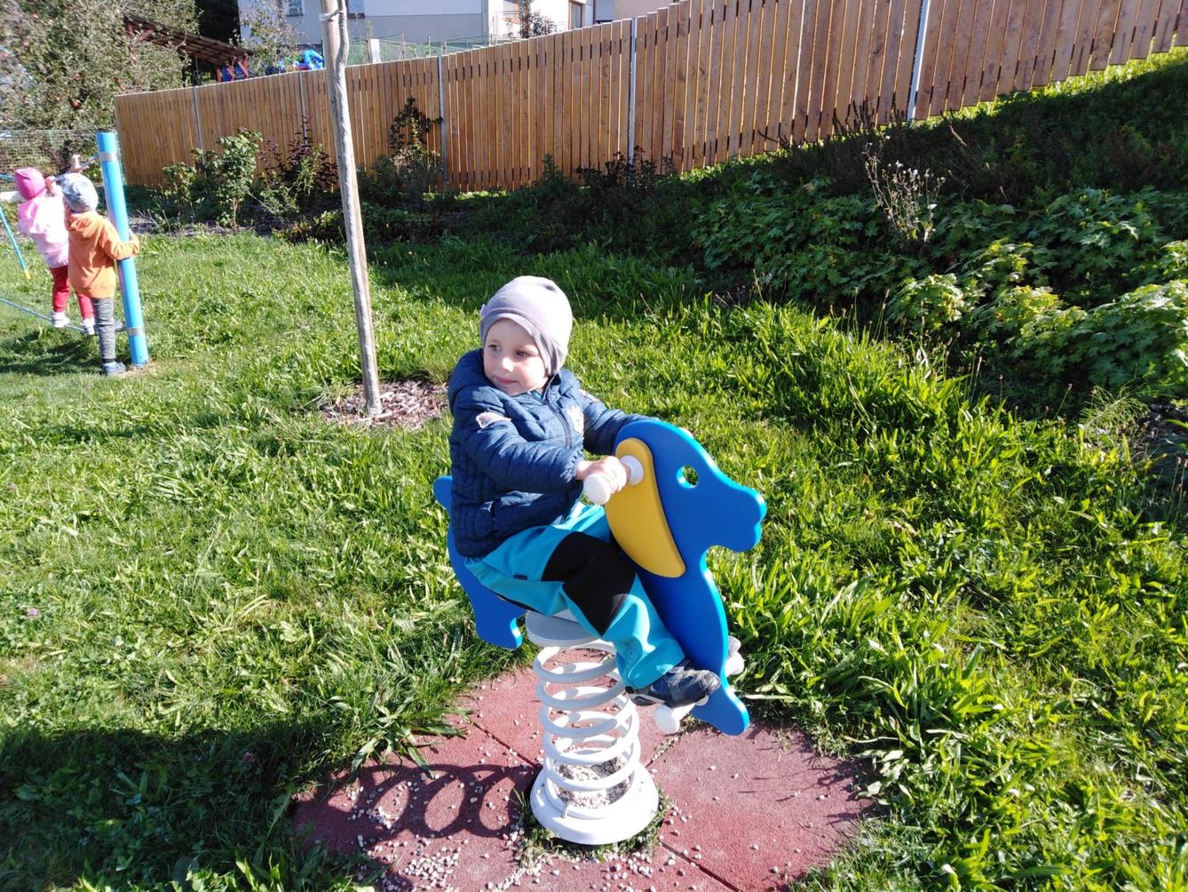 Broučci: návštěva hřiště u obecního úřadu - 1