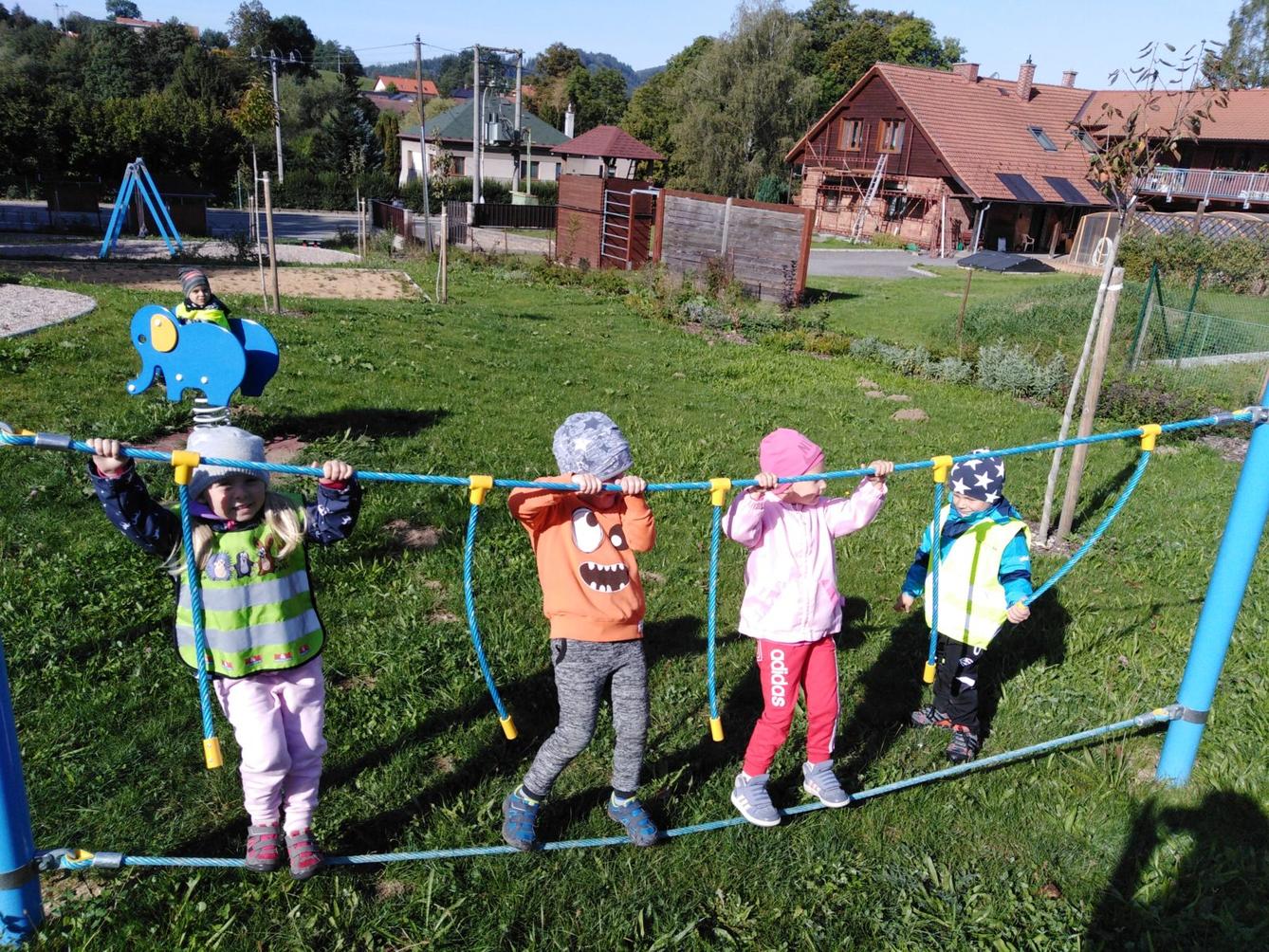 Broučci: návštěva hřiště u obecního úřadu - 2