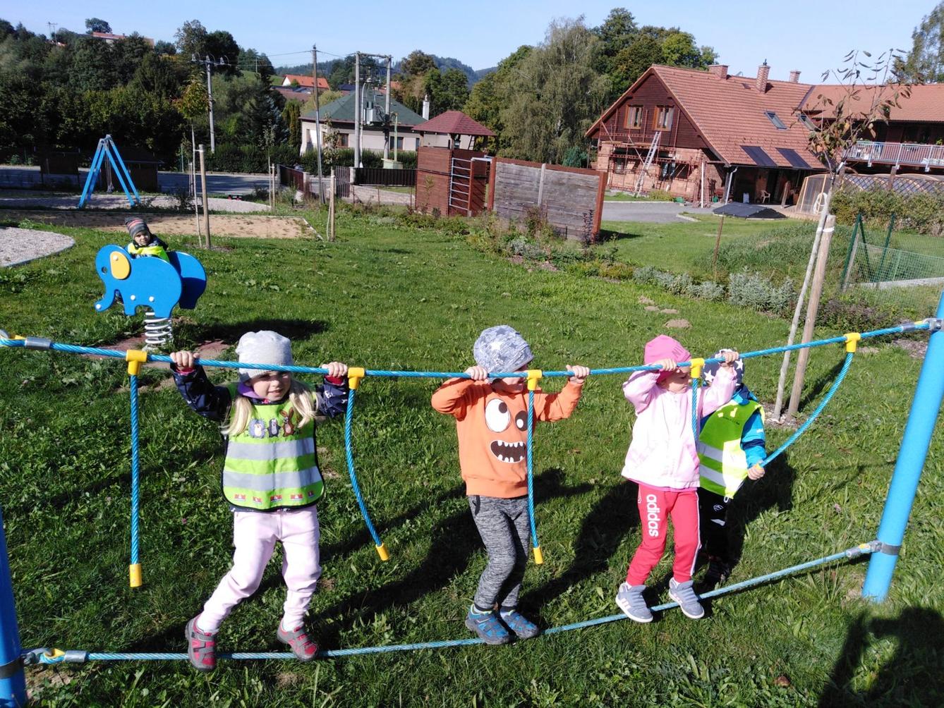 Broučci: návštěva hřiště u obecního úřadu - 3