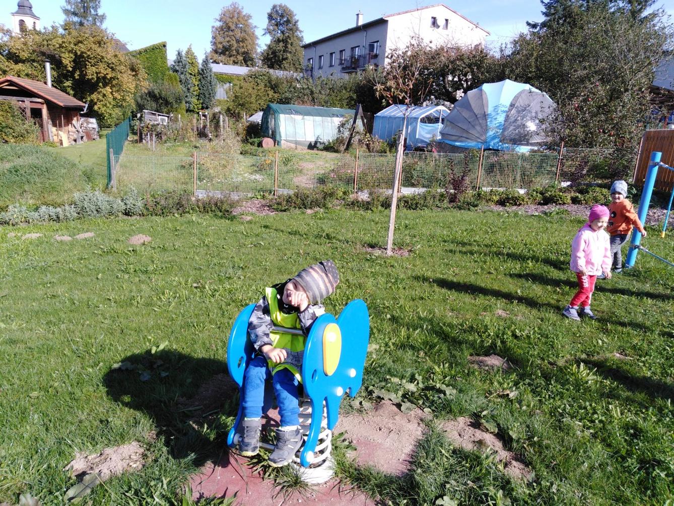 Broučci: návštěva hřiště u obecního úřadu - 4