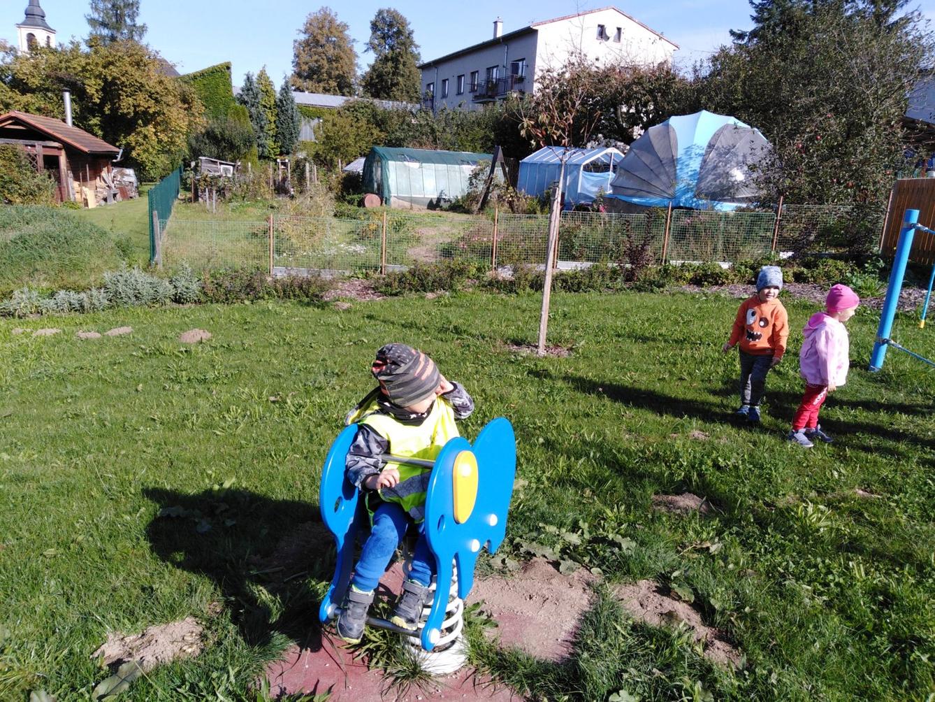 Broučci: návštěva hřiště u obecního úřadu - 5