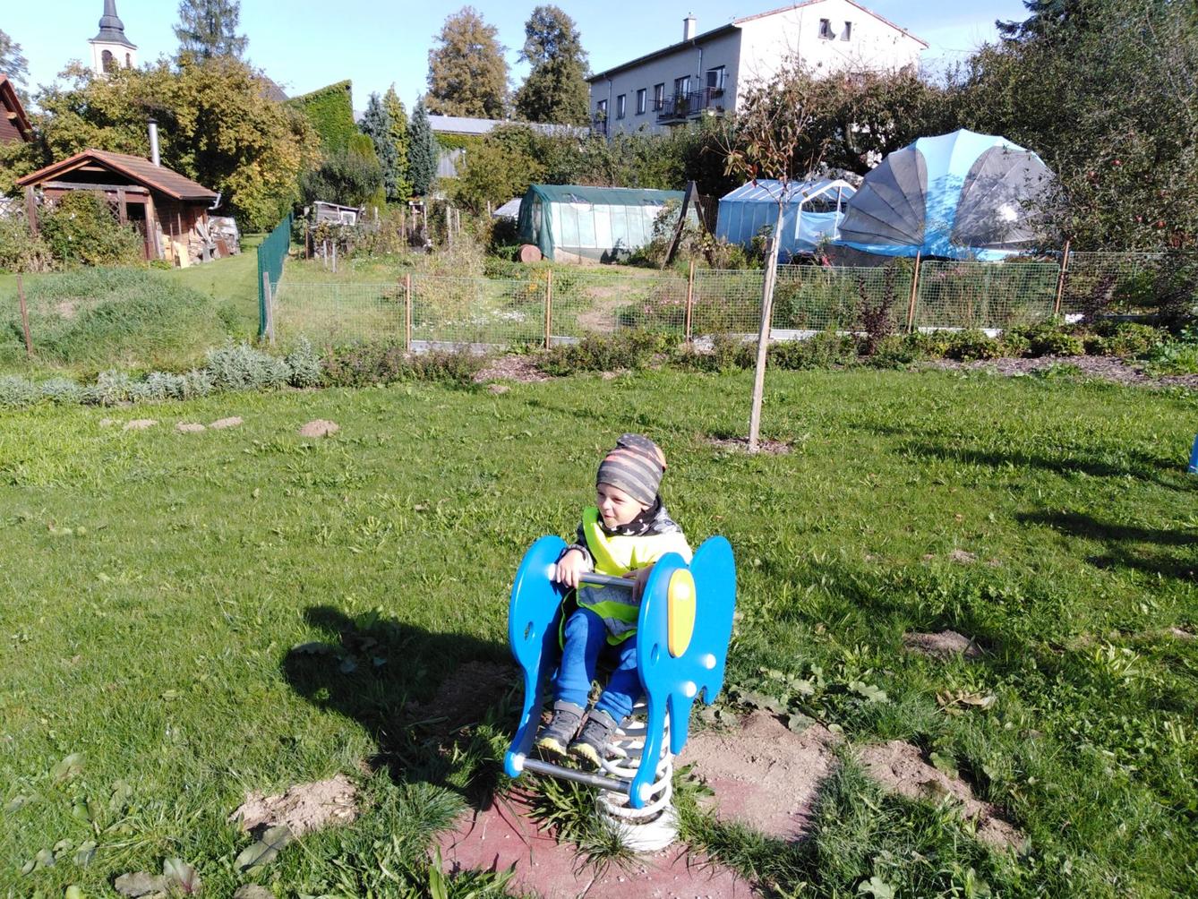 Broučci: návštěva hřiště u obecního úřadu - 6