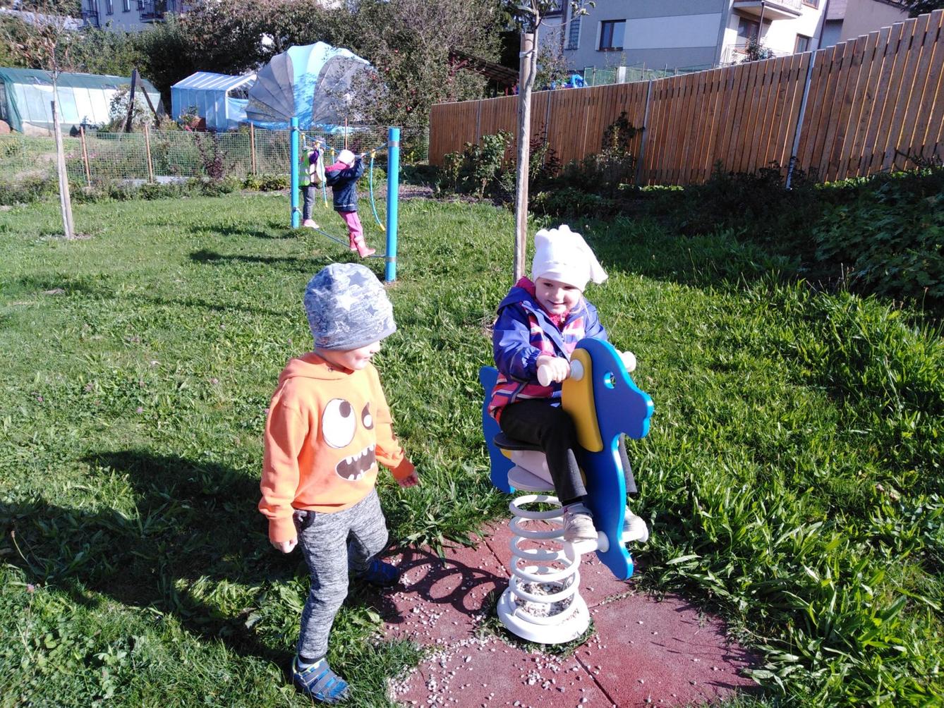 Broučci: návštěva hřiště u obecního úřadu - 8