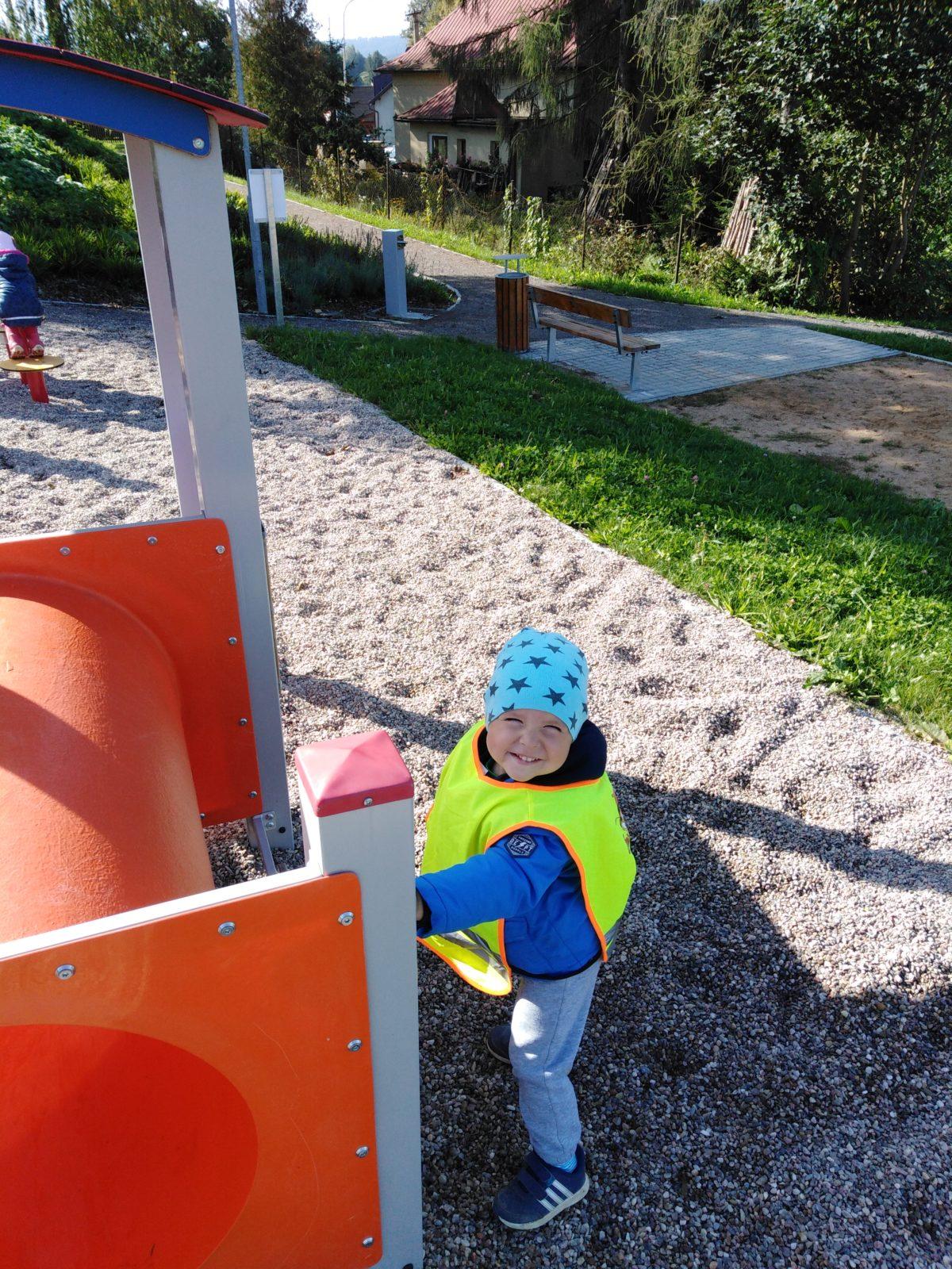 Broučci: návštěva hřiště u obecního úřadu - 11