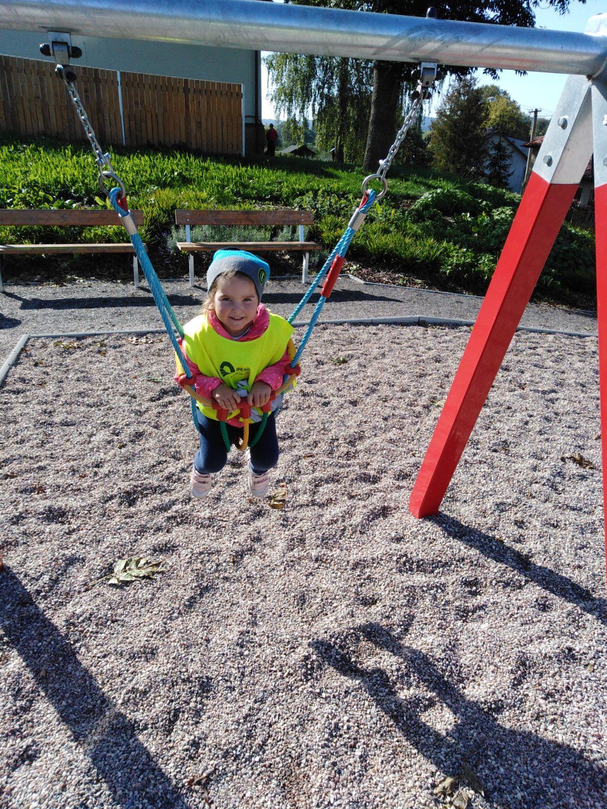 Broučci: návštěva hřiště u obecního úřadu - 12