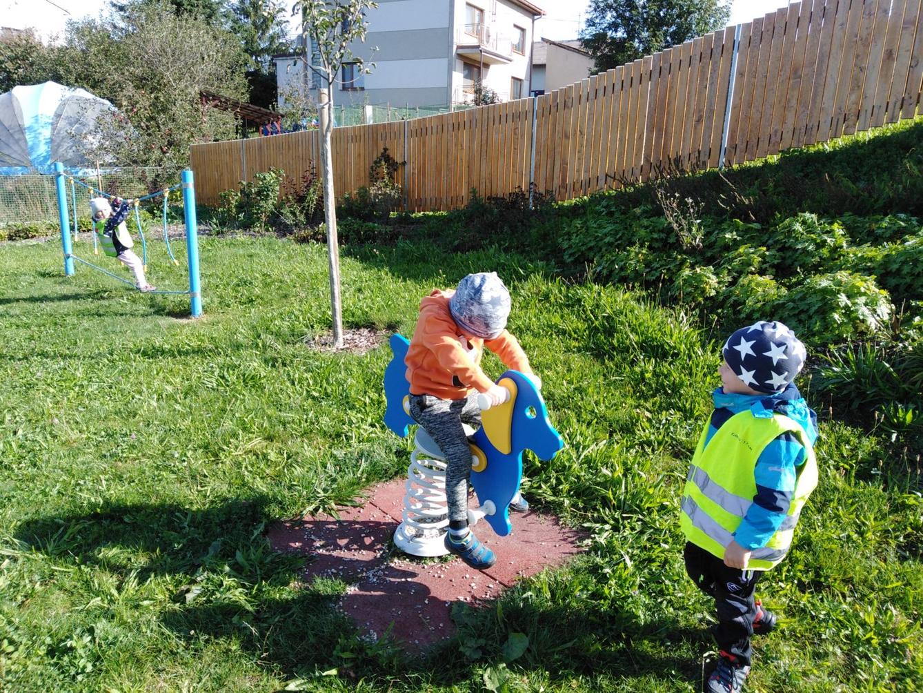 Broučci: návštěva hřiště u obecního úřadu - 13