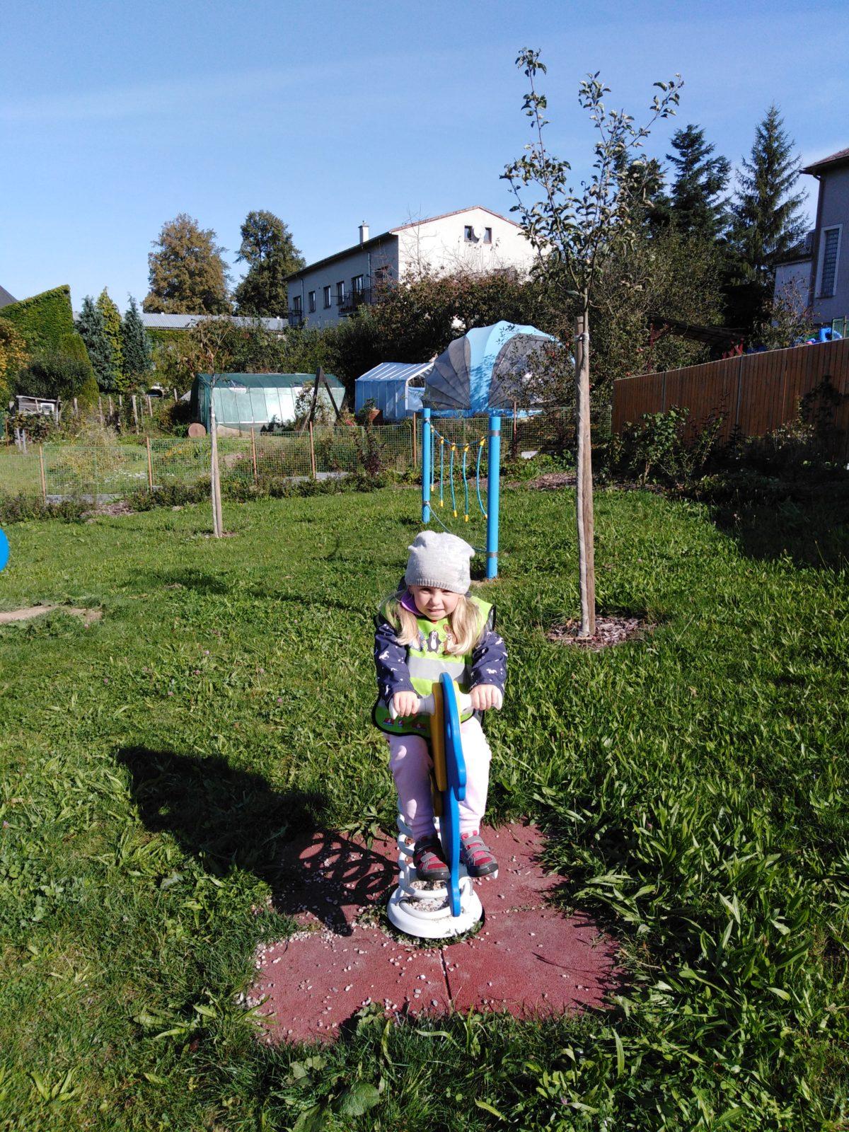 Broučci: návštěva hřiště u obecního úřadu - 14