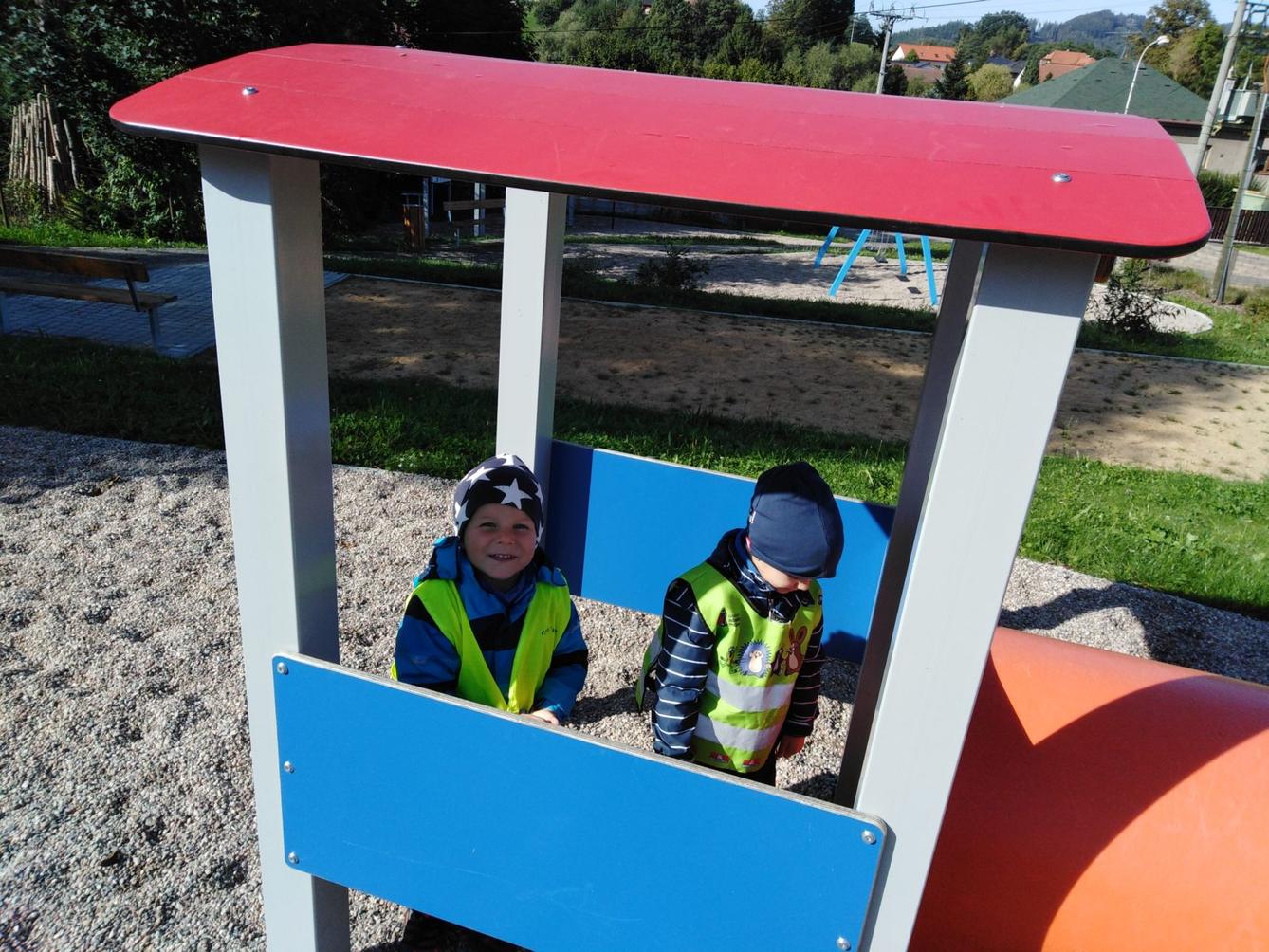 Broučci: návštěva hřiště u obecního úřadu - 15