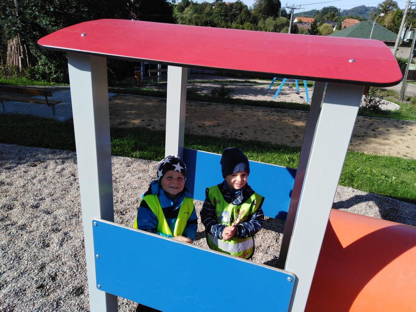 Broučci: návštěva hřiště u obecního úřadu - 16