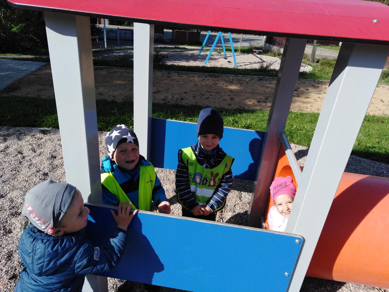 Broučci: návštěva hřiště u obecního úřadu - 17