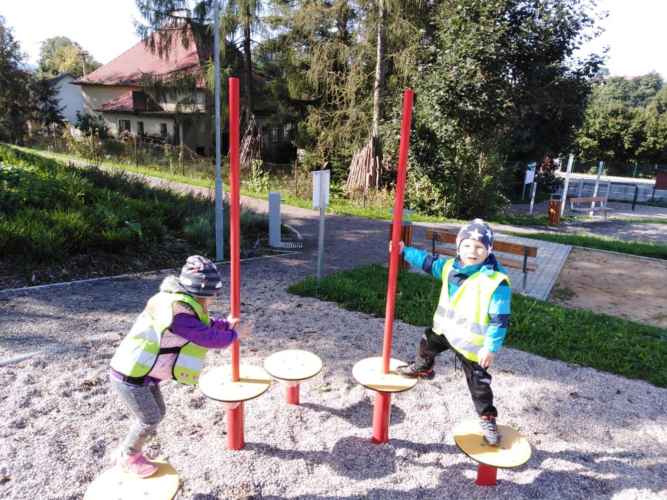 Broučci: návštěva hřiště u obecního úřadu - 18