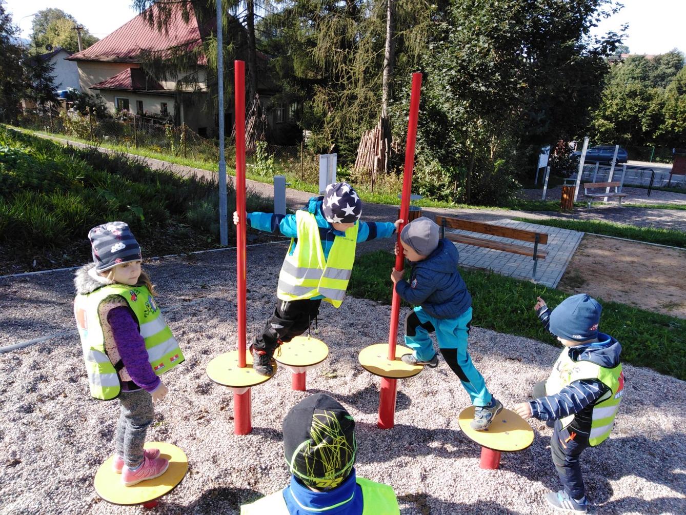 Broučci: návštěva hřiště u obecního úřadu - 19