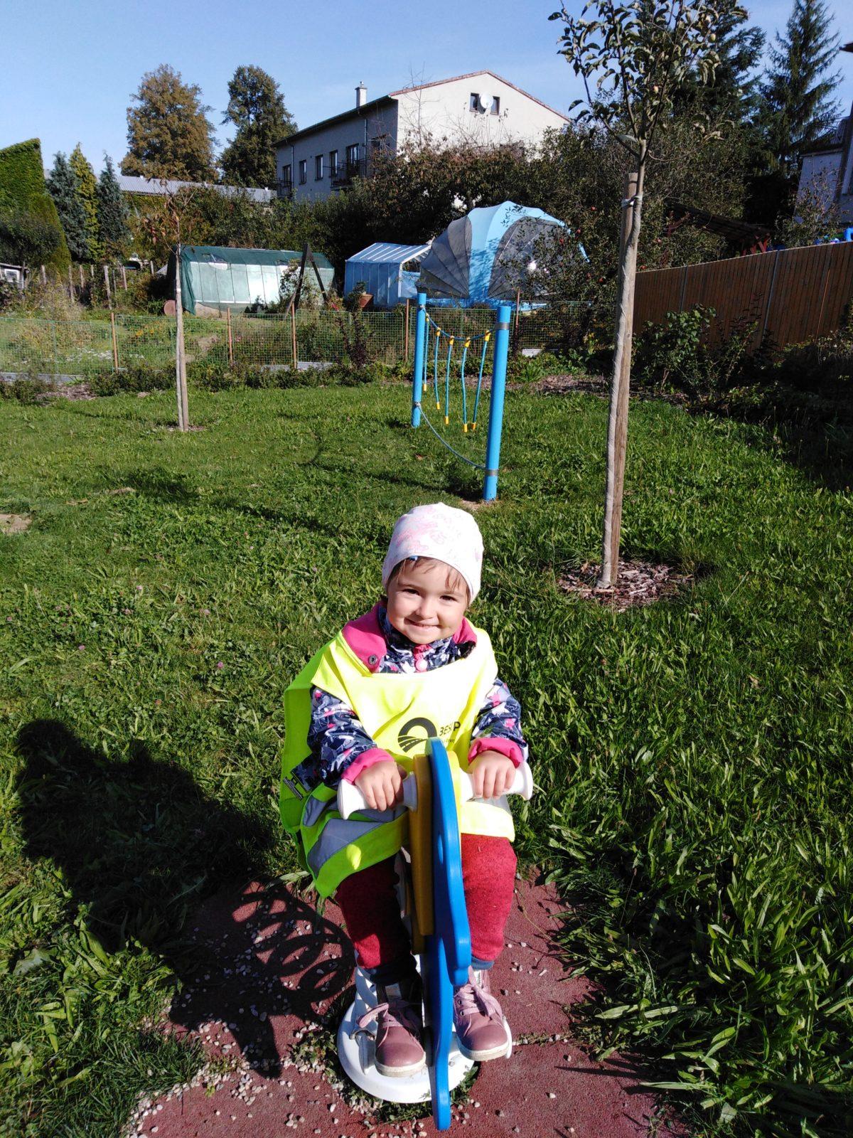 Broučci: návštěva hřiště u obecního úřadu - 21