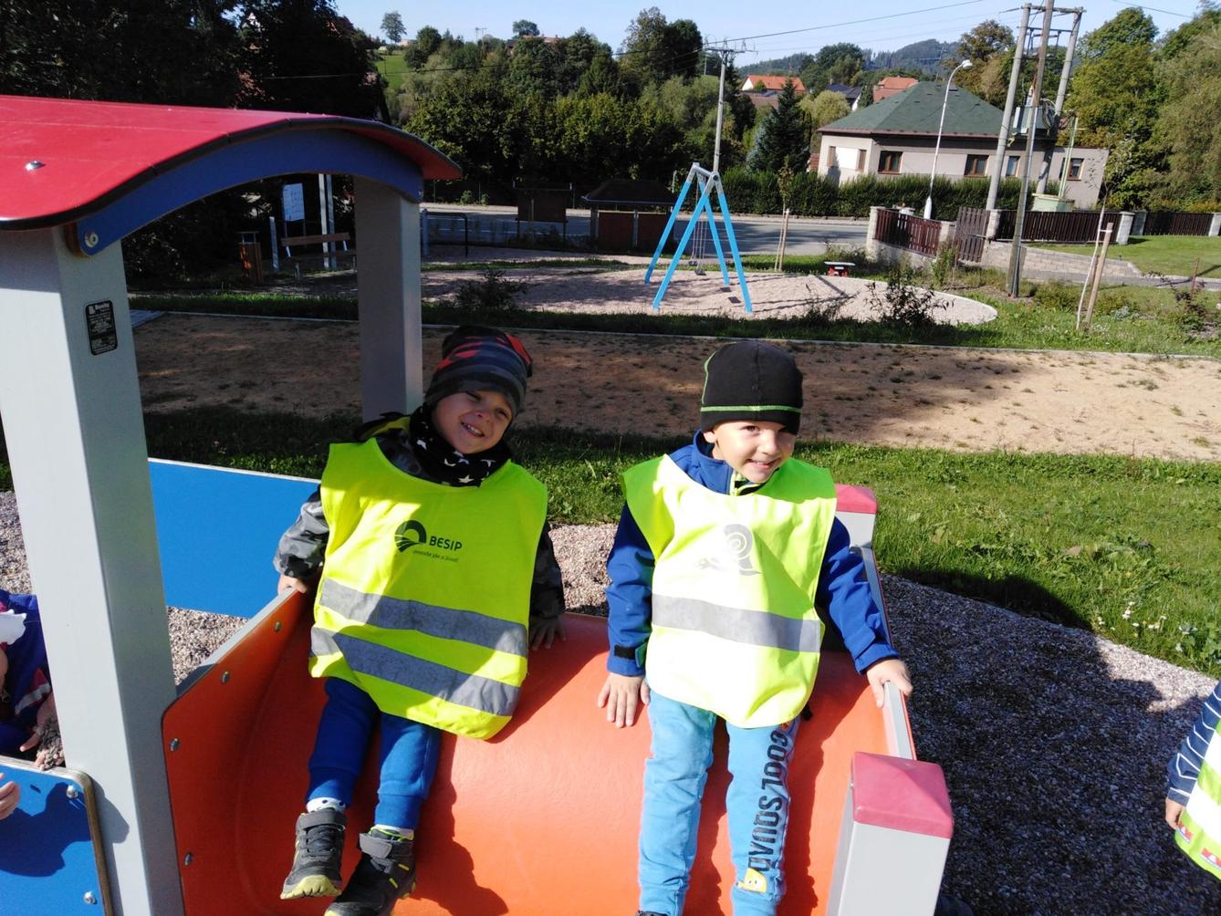Broučci: návštěva hřiště u obecního úřadu - 22