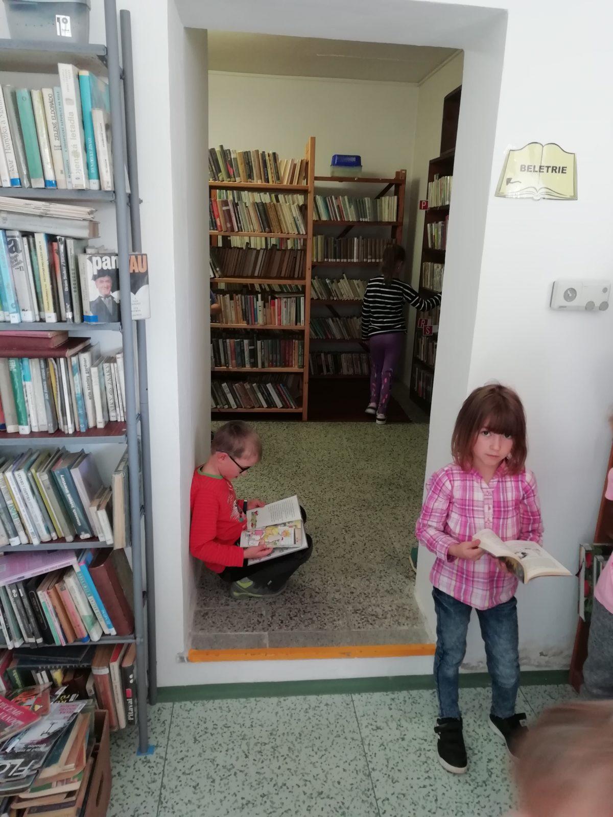 Prvňáčci v Obecní knihovně v Libchavách - 3