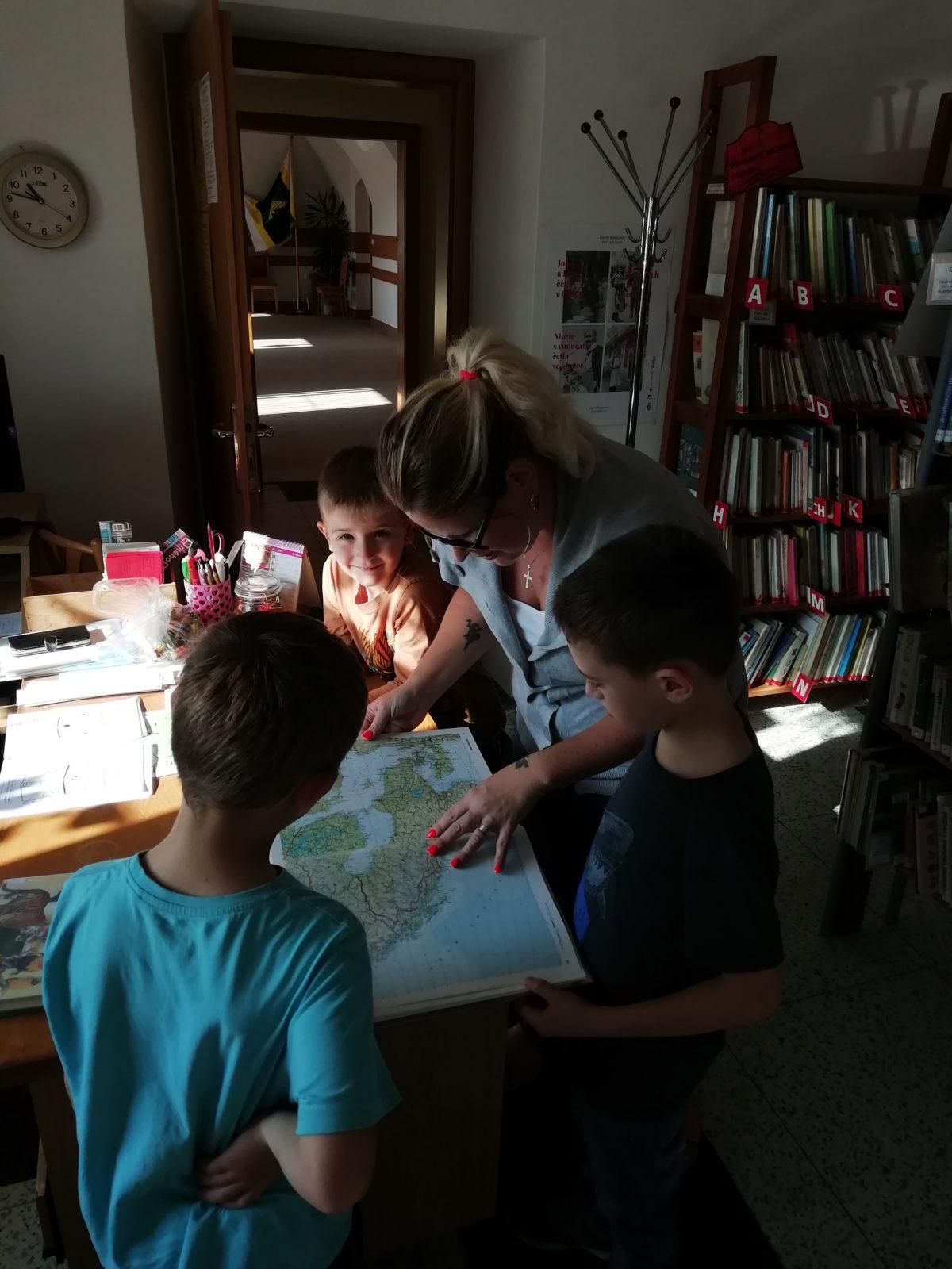 Prvňáčci v Obecní knihovně v Libchavách - 5