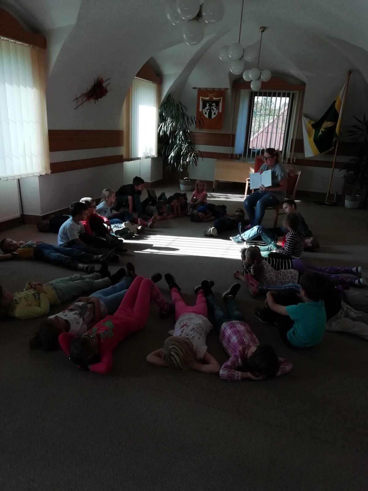 Prvňáčci v Obecní knihovně v Libchavách - 12