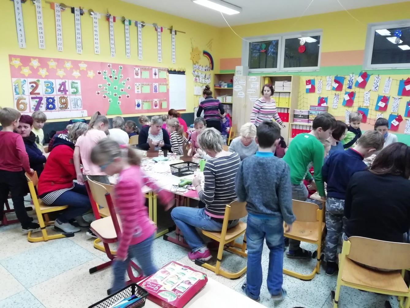 Prvňáčci vyrábí na Jarmark - 1