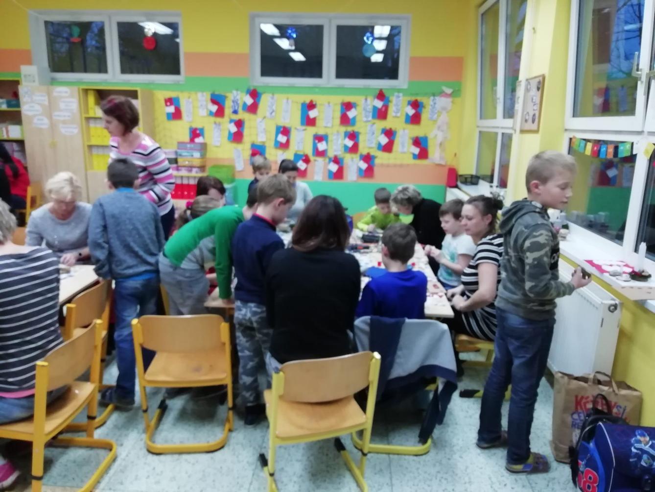 Prvňáčci vyrábí na Jarmark - 2