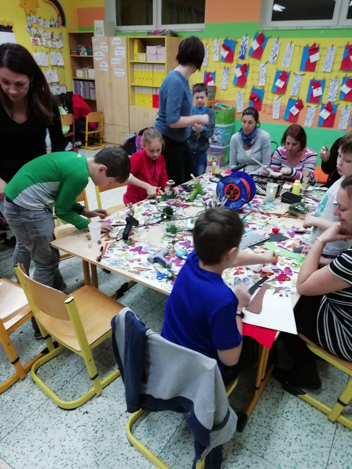 Prvňáčci vyrábí na Jarmark - 3