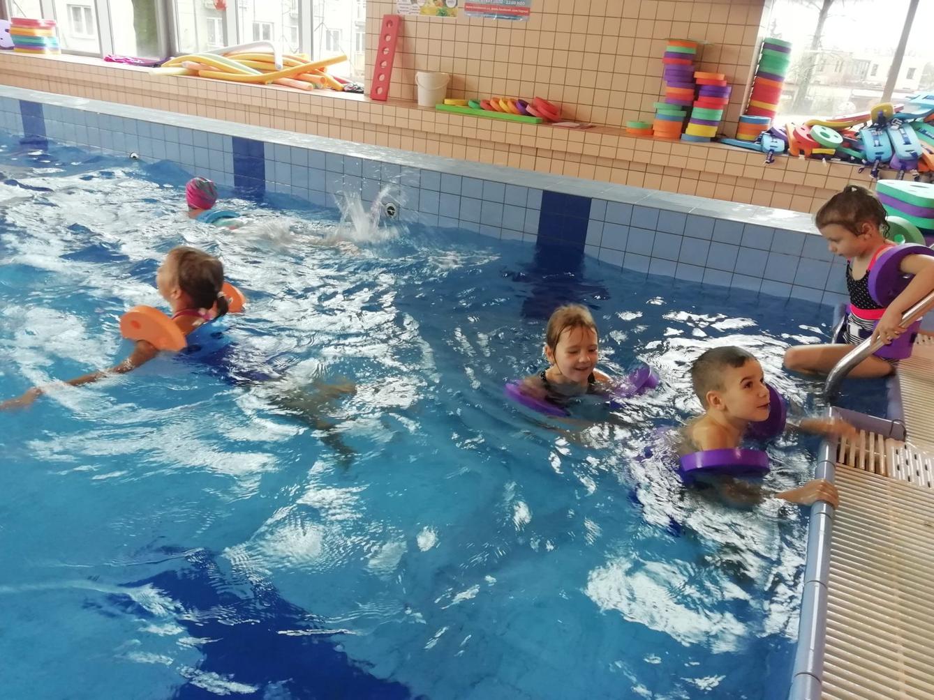 První plavání 1. +  4.A,B třídy - 6