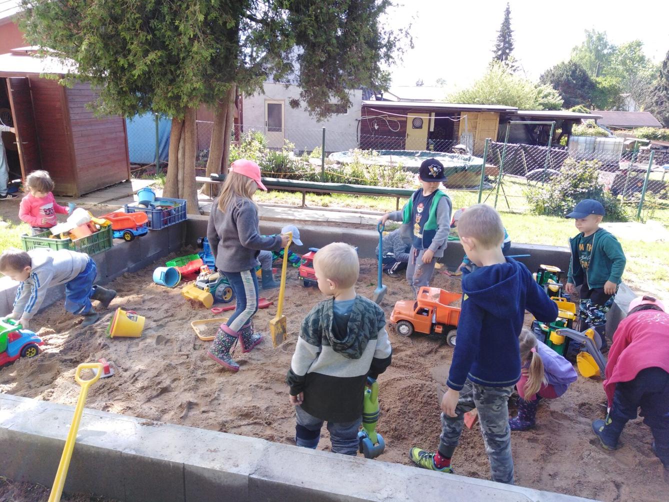 zpátky ve školce: "UŽÍVÁME ZAHRADY:-)" - 1