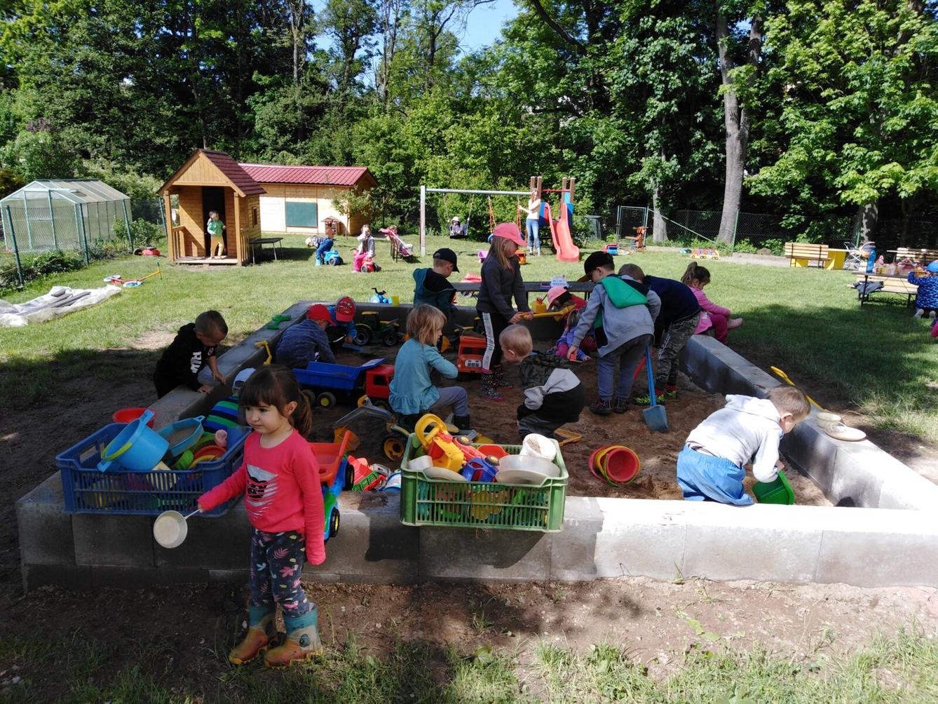 zpátky ve školce: "UŽÍVÁME ZAHRADY:-)" - 2