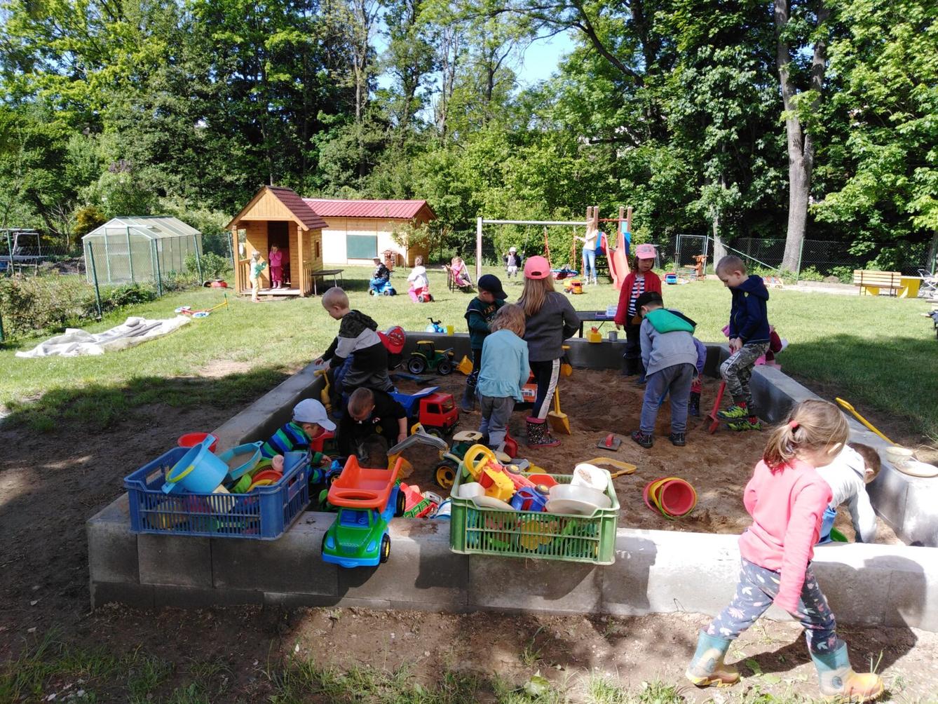 zpátky ve školce: "UŽÍVÁME ZAHRADY:-)" - 3