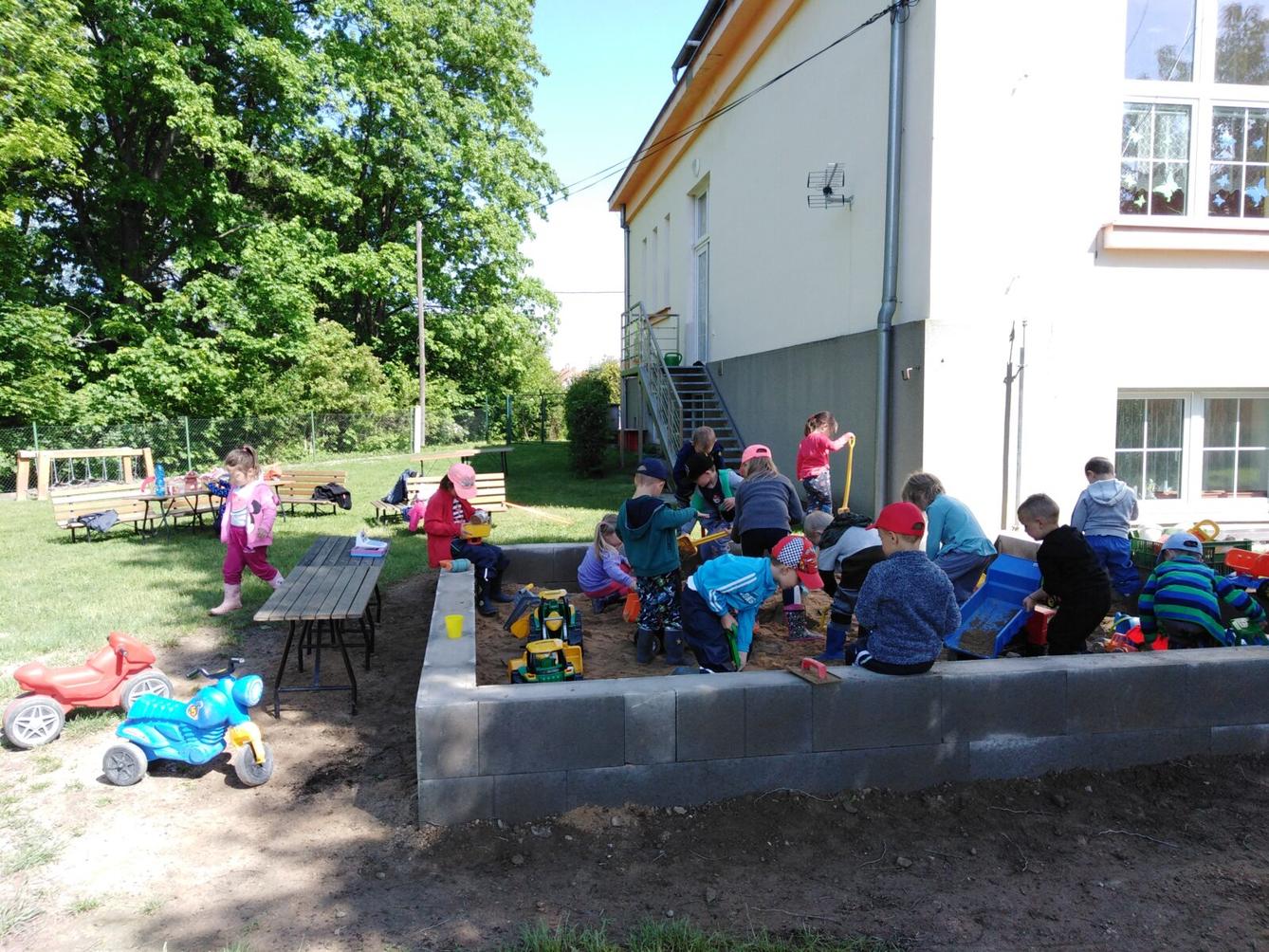 zpátky ve školce: "UŽÍVÁME ZAHRADY:-)" - 4